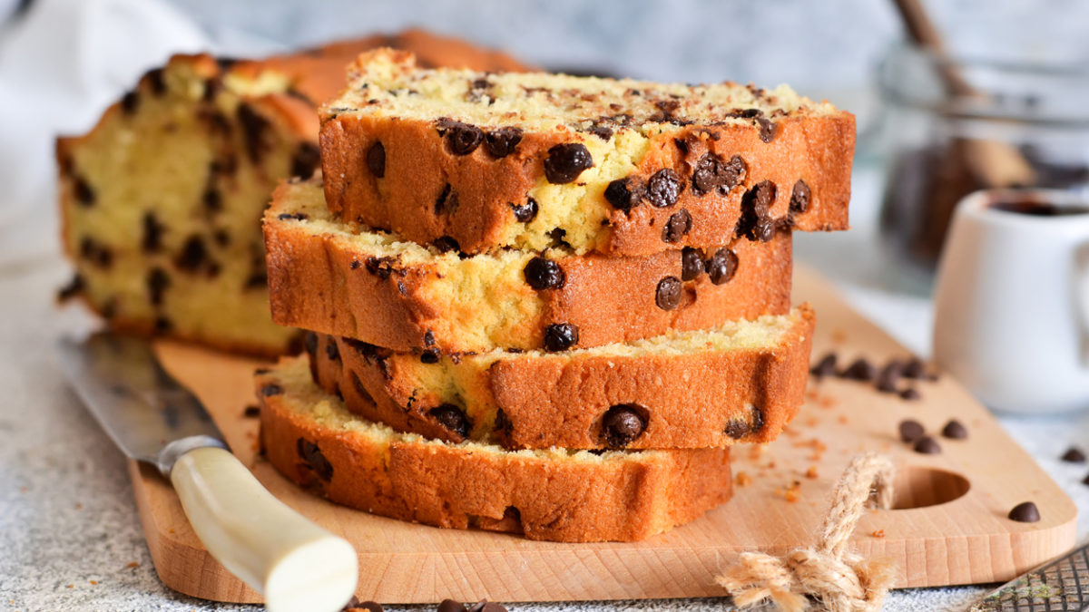 Gâteau moelleux au yaourt et pépites de chocolat : une recette simple
